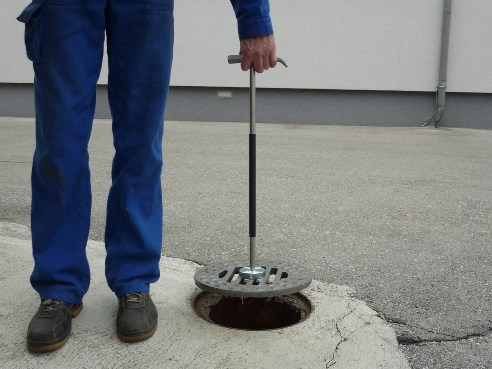 Magnetické zvedací kladivo v terénu